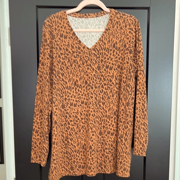 Lane Bryant Leopard Print V-Neck Top. Side Slits at the Bottom. Size 14/16. - Picture 1 of 11